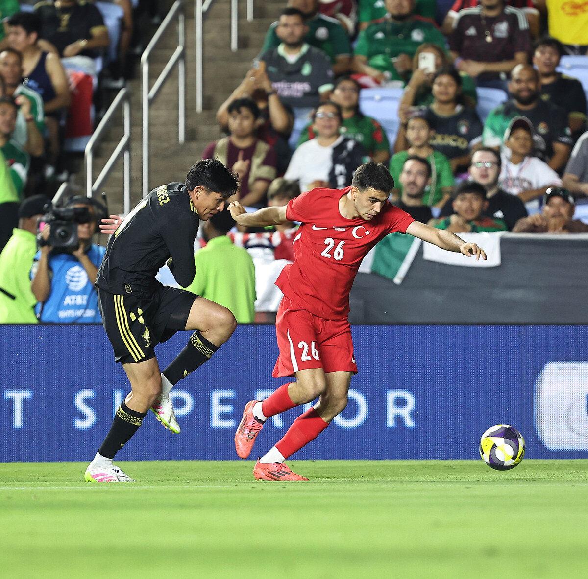 Özcan, Türkiye'nin Meksika'ya 1-0 mağlup olduğu dostluk maçında Fenerbahçeli Edson Alvarez ile ikili mücadele halinde.