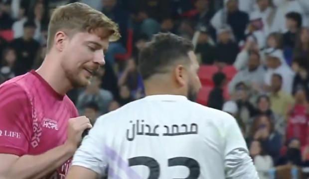 MrBeast penaltı atışlarında rakip kaleciye &ccedil;anta dolusu para teklif etti