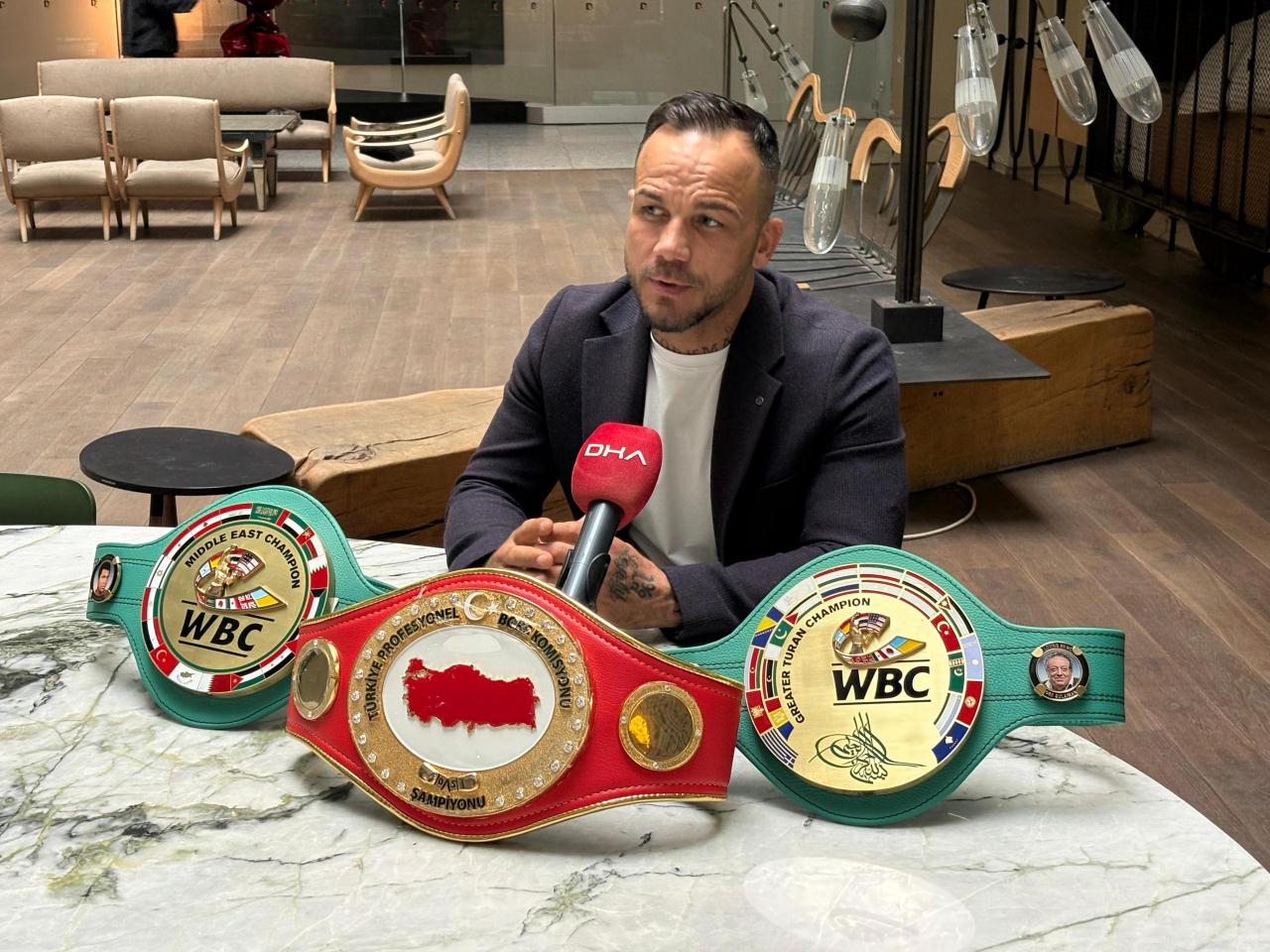 Boksör Şükrü Altay, Demirören Haber Ajansı'na verdiği röportaj esnasında bir soruyu yanıtlarken.