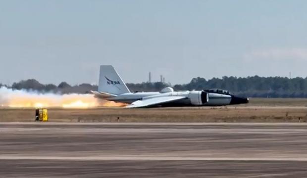 NASA u&ccedil;ağının iniş takımları a&ccedil;ılmadı! G&ouml;vde &uuml;zerine iniş yaptı
