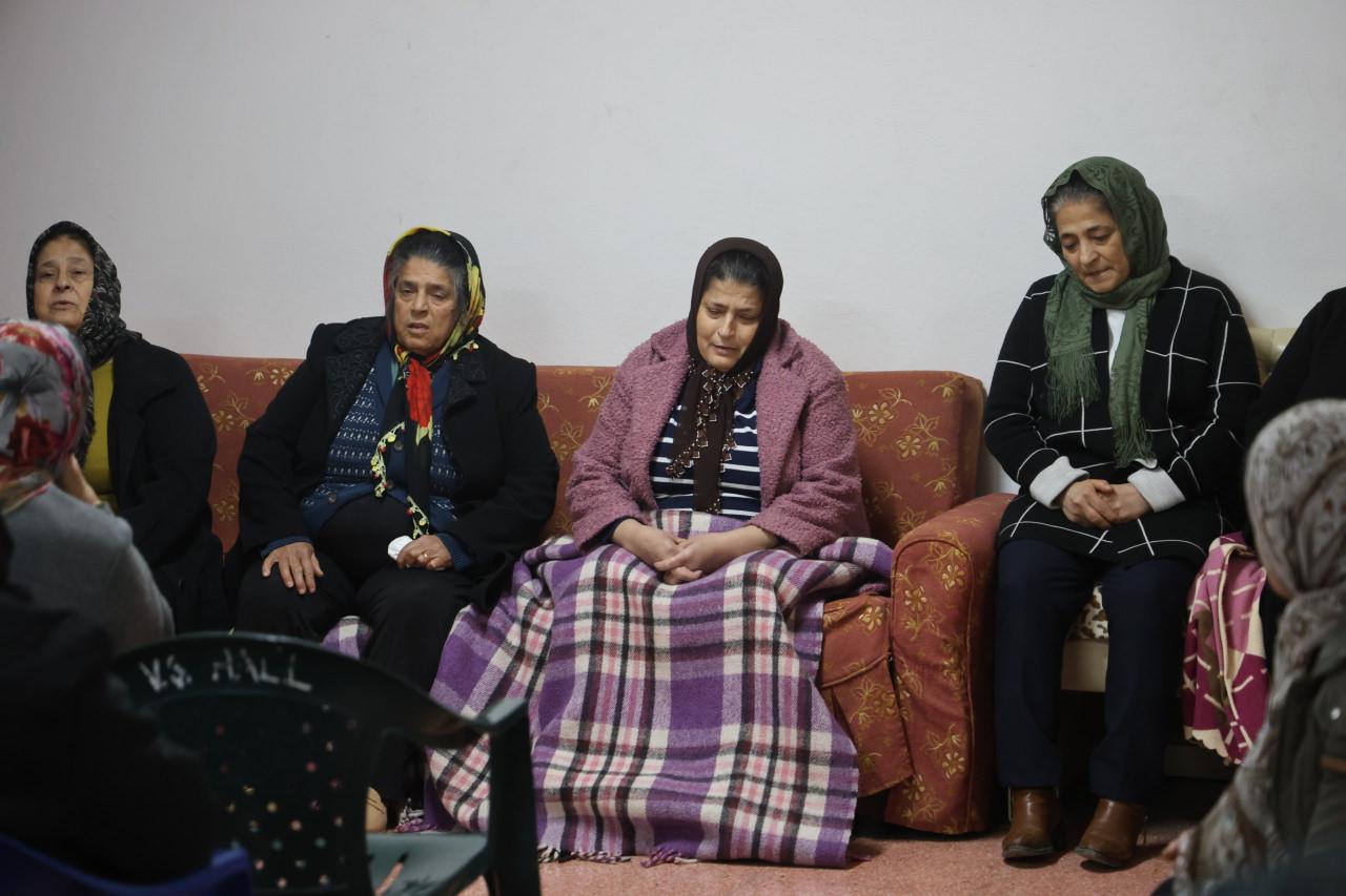 Hala Çakırkaya taziyeleri kabul etti.