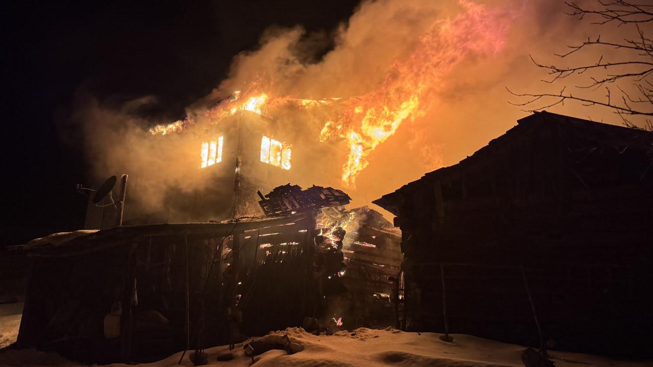 Karabük'te yangın çıkan 2 katlı ev kullanılamaz hale geldi.