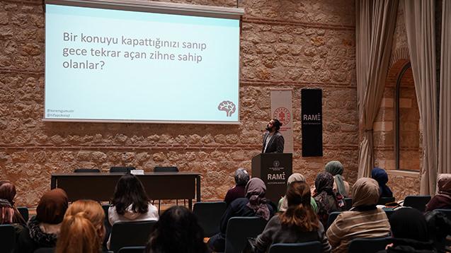 “Aşırı Düşünme (Overthinking) ile Başa Çıkma” başlıklı programa katılımcılar yoğun ilgi gösterdi.