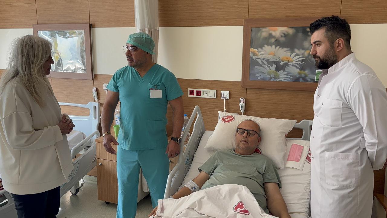 Oğluna böbreğini bağışlayan anne ve doktorları.