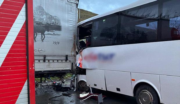 Pendik'te tur midib&uuml;s&uuml; TIR'a &ccedil;arptı: 13 yaralı!
