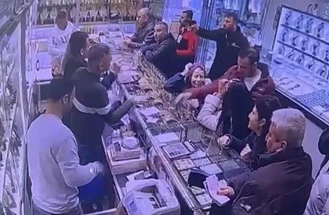 Mersin Tarsus’ta şüpheli İ.Y., silahla girdiği kuyumcudan 100 gram altın çaldı.