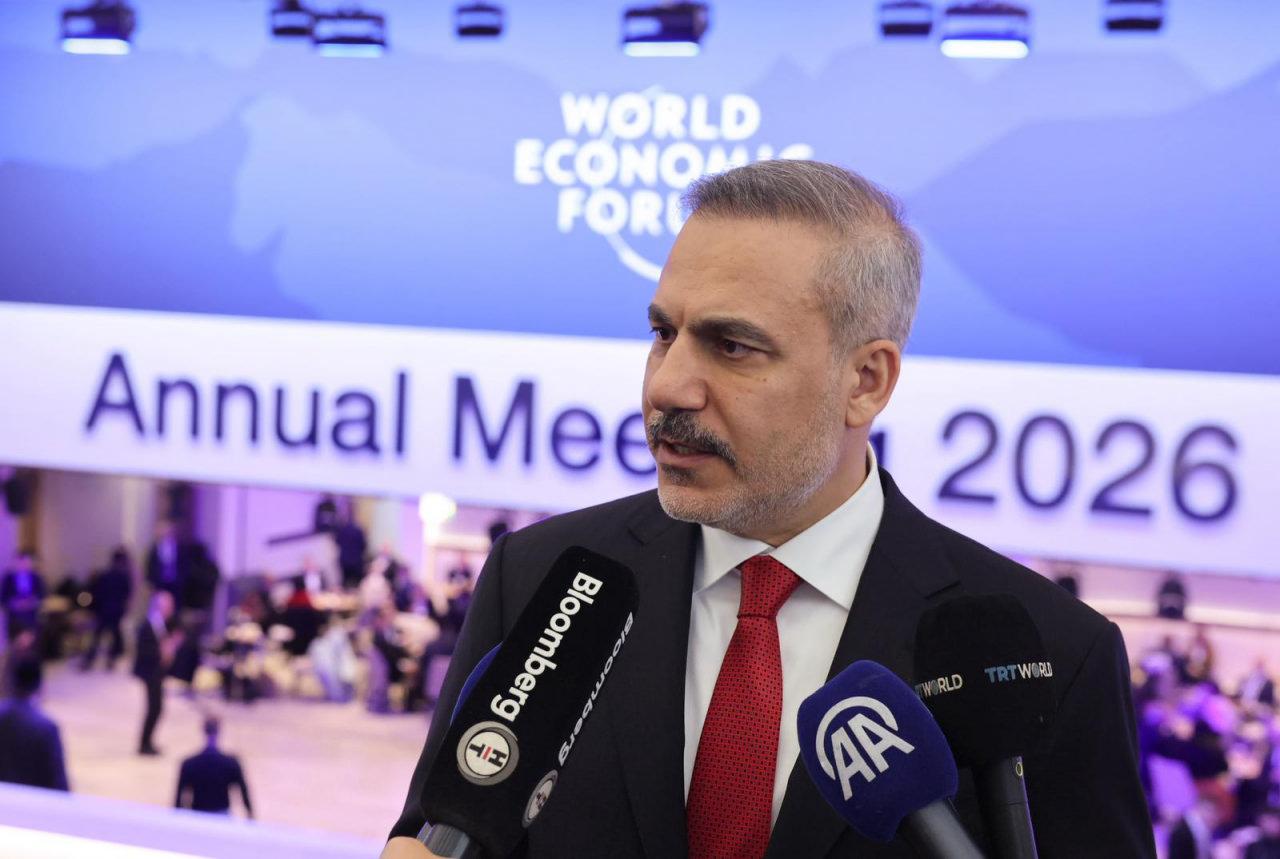 Hakan Fidan 2026 Davos Zirvesi'nde basına açıklamalarda bulunuyor.