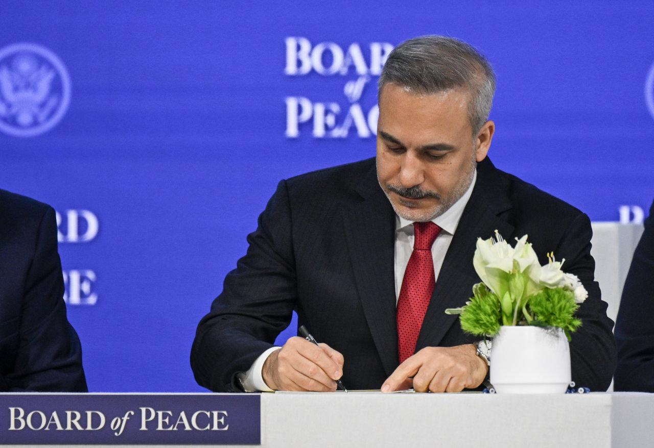 Dışişleri Bakanı Hakan Fidan, İsviçre'nin Davos kasabasında düzenlenen 56. Dünya Ekonomi Forumu (WEF) kapsamında gerçekleştirilen Barış Kurulu toplantısına katılarak Gazze Barış Kurulu için imza attı.