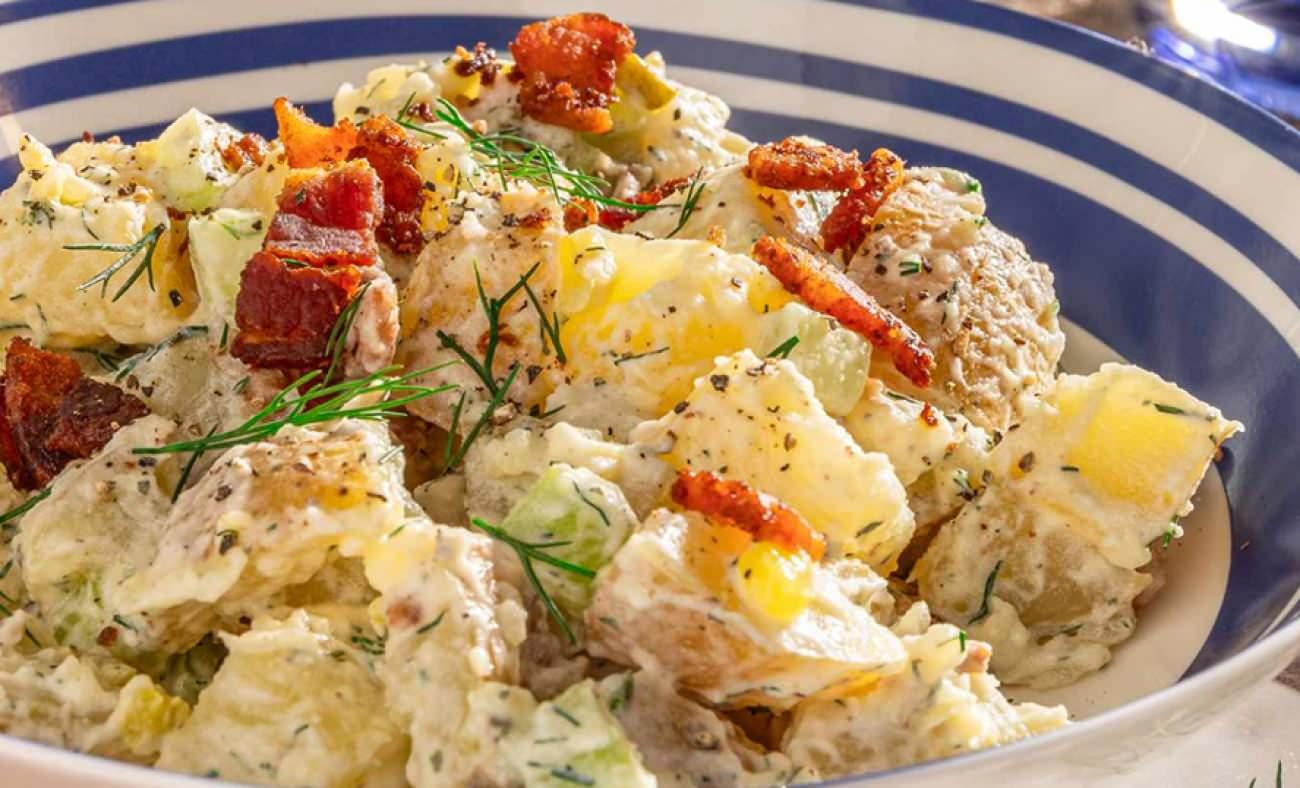 Sofraların yeni yıldızı: Fırın patatesli yoğurtlu salata tarifi