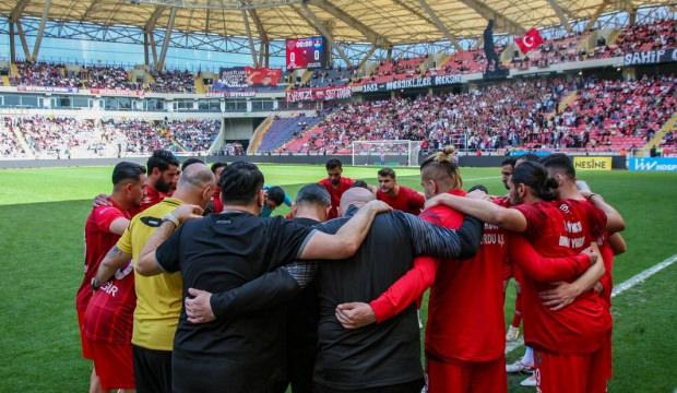 S&uuml;per Lig'in eski efsanesi kapanıyor: Futbolcular tesisleri terk etti