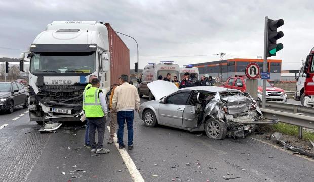 TIR, kırmızı ışıkta bekleyen otomobile &ccedil;arptı; 3 yaralı