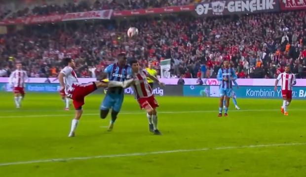 Trabzonspor penaltı kazandı! Sami Uğurlu &ccedil;ılgına d&ouml;nd&uuml;: Kırmızı kart &ccedil;ıktı
