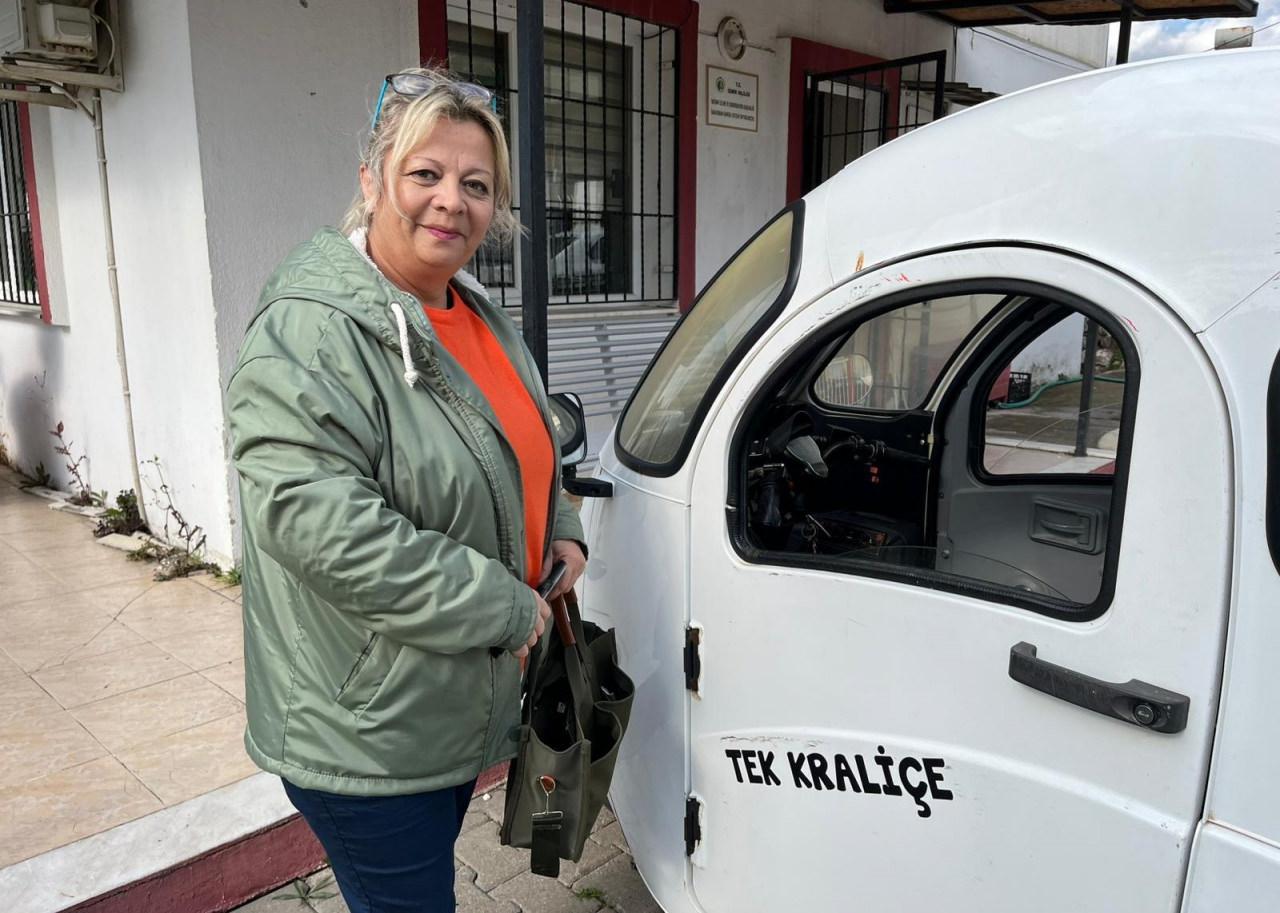 Muhtar Nisan, 'Tek Kraliçe' yazılı elektrikli motoruyla.