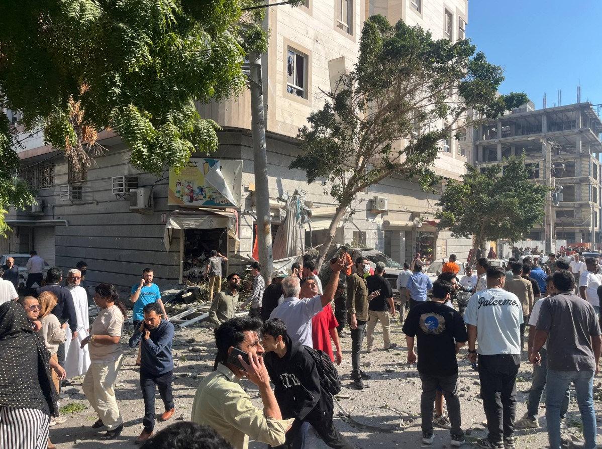 Patlamanın yaşandığı binanın çevresinde telaş yaşandı.