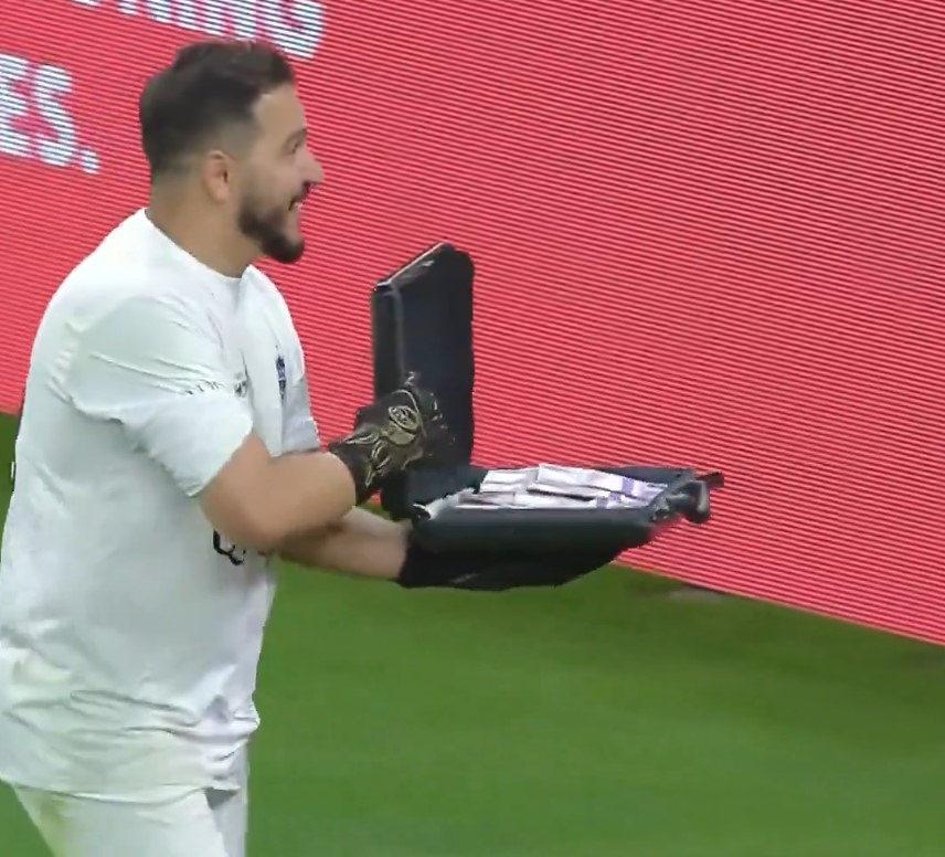 Mohamed Adnan, MrBeast'in kendisine verdiği içi para dolu çantayı kameralara gösteriyor.