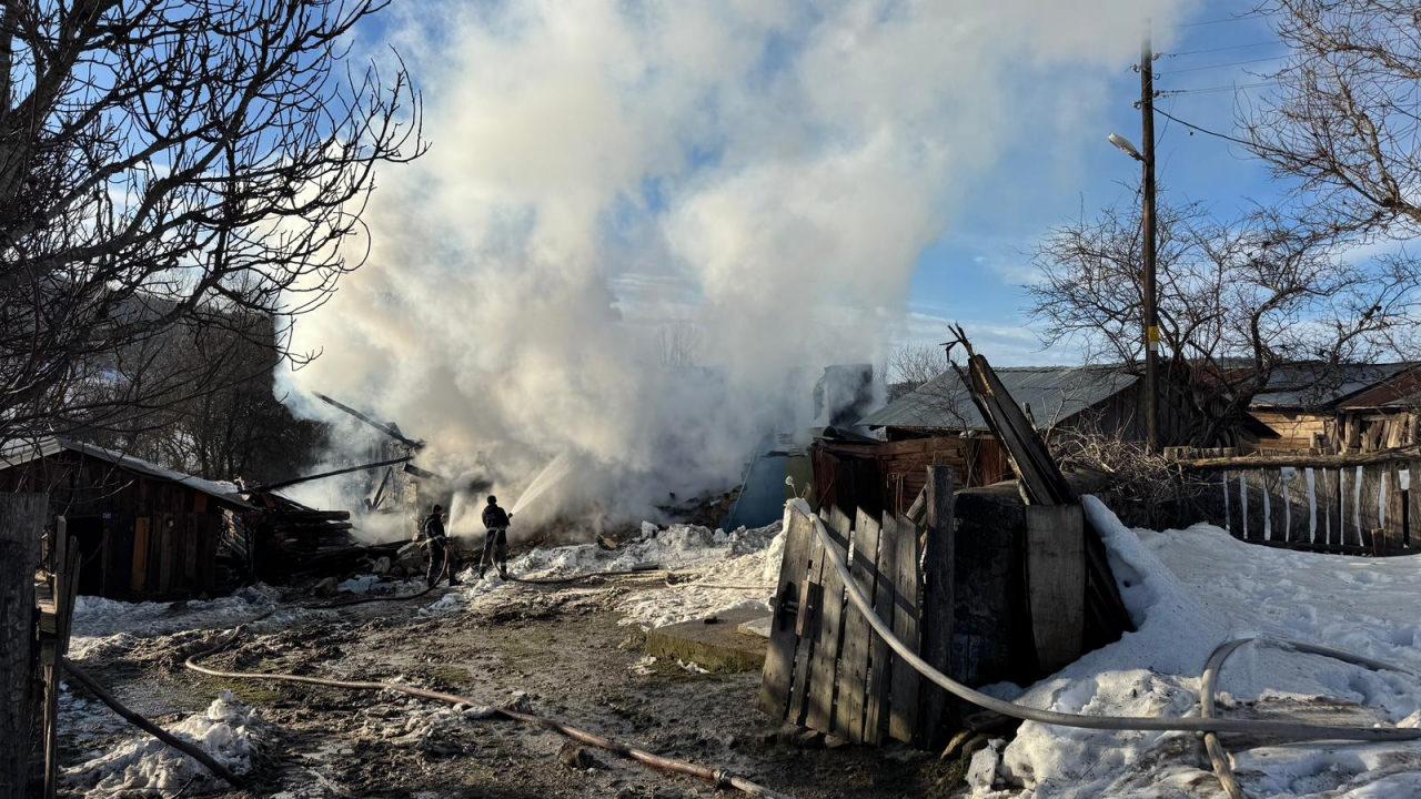 Karabük'te yangın çıkan 2 katlı ev kullanılamaz hale geldi.
