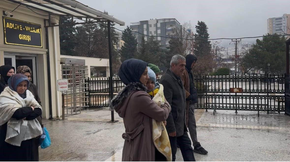 Mahkeme heyeti sanıkların tutukluluk hallerinin devamına karar verdi.