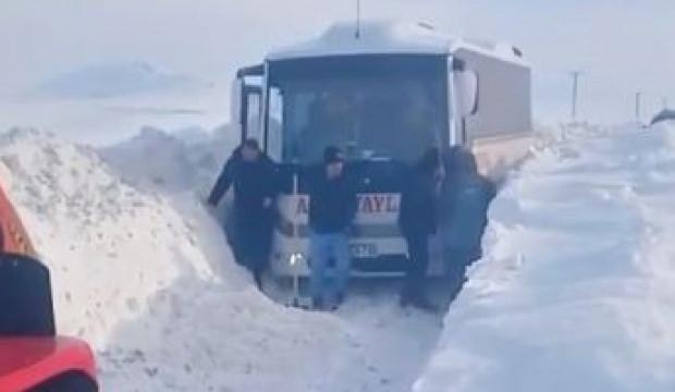 Yolcu midib&uuml;s&uuml; kara saplandı, mahsur kalanları muhtar kurtardı