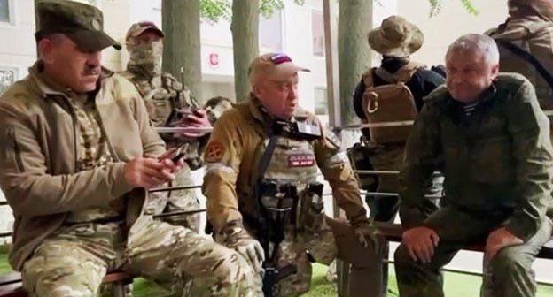 Yevgeny Prigozhin (ortada) Vladimir Alekseev (en sağda)