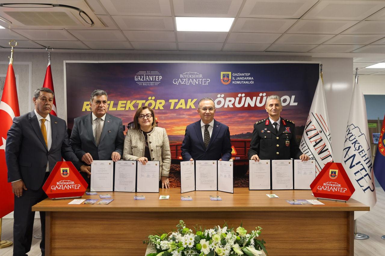 Reflektör Tak Görünür Ol Projesi kapsamında reflektör dağıtımı için protokol imzalandı.