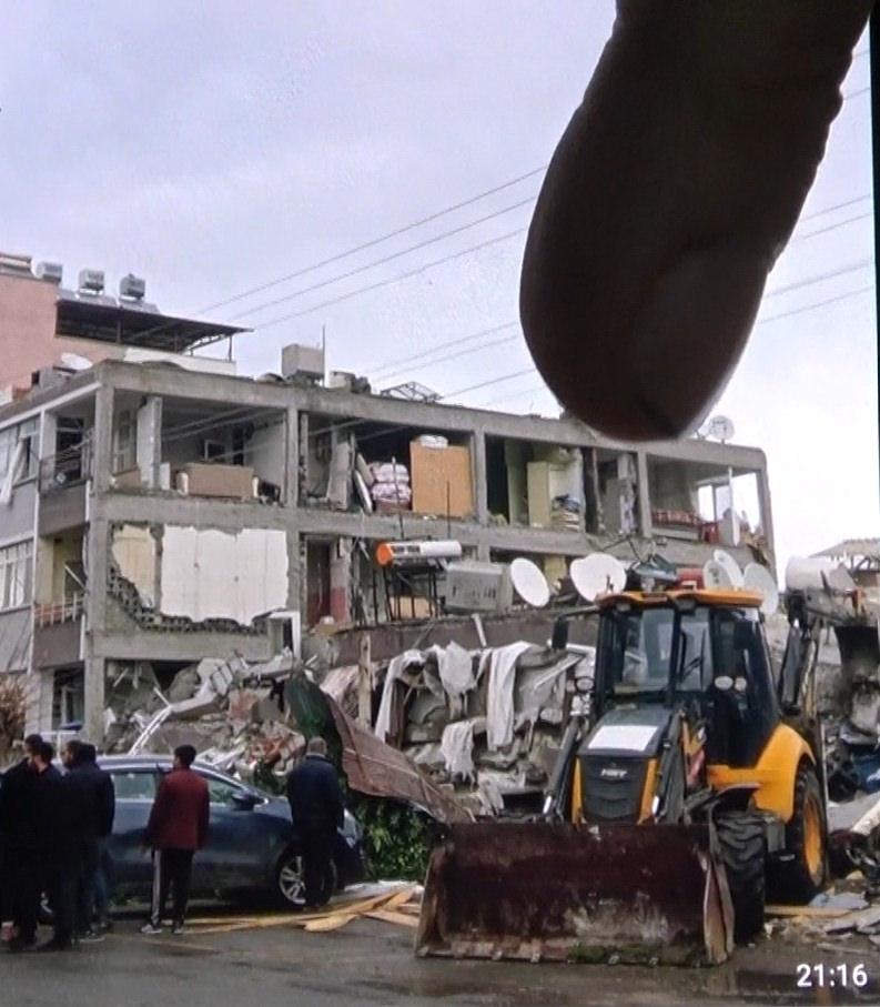 6 Şubat depremlerinde Hatay'ın Kırıkhan ilçesinde yıkılan bir bina. 