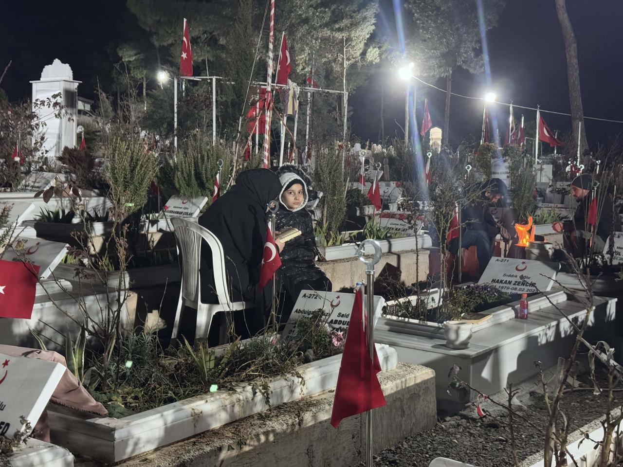 'Asrın felaketi' olarak nitelendirilen 6 Şubat 2023'teki depremlerde yakınlarını kaybedenler mezarlık ziyaretinde bulundu. Ziyarette depremzedeler yaktıkları ateşin başında ısındı.