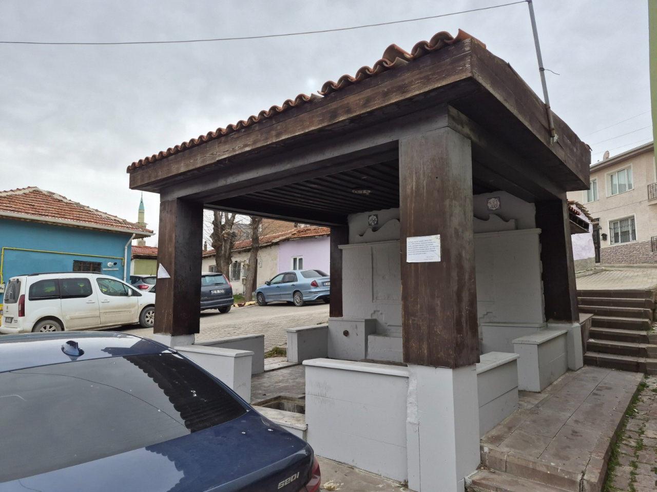  İzmarit ve çöp atılarak kirletilen tarihi çeşme.