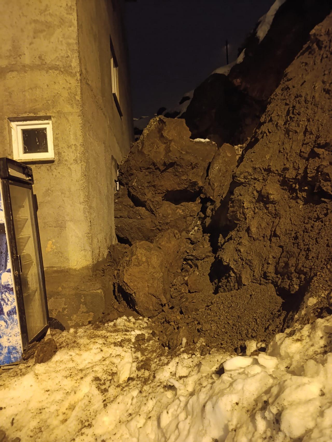 Evde maddi hasar meydana geldi. 