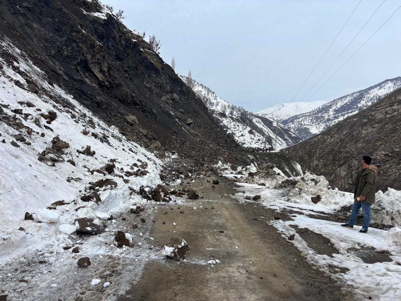  Batman'da grup köy yolunda heyelan: 2 minibüs mahsur kaldı.