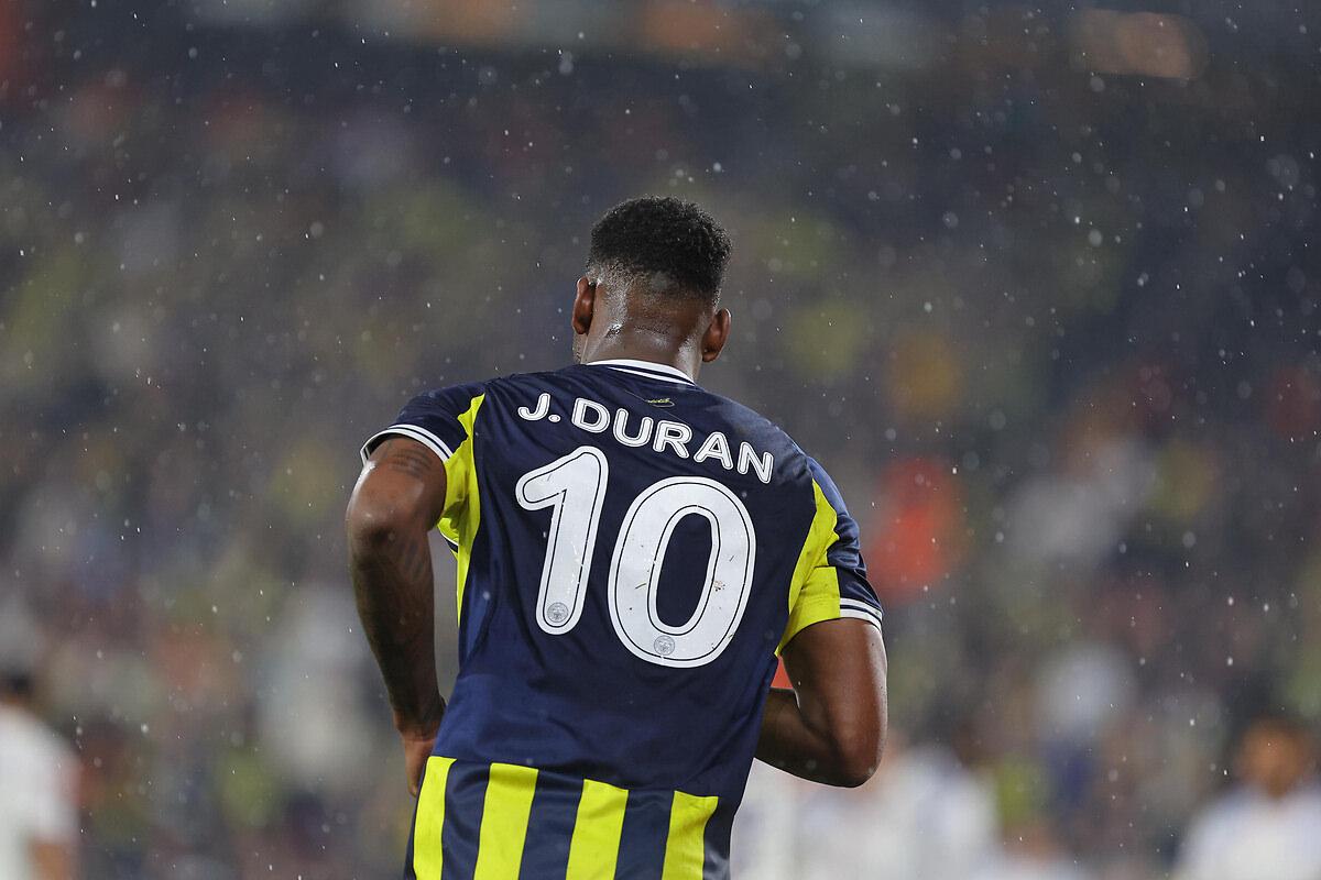 Jhon Duran, Fenerbahçe'nin UEFA Avrupa Ligi'nde oynadığı Aston Villa maçında.