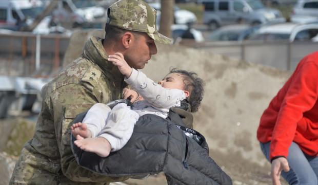 6 Şubat 04.17... T&uuml;rkiye'nin kare kare unutamayacağı felaket....