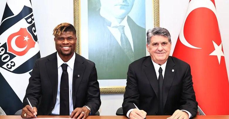 Beşiktaş'ın ara transferde en fazla bonservis bedeli ödediği futbolcu Agbadou, Serdal Adalı ile imza töreninde