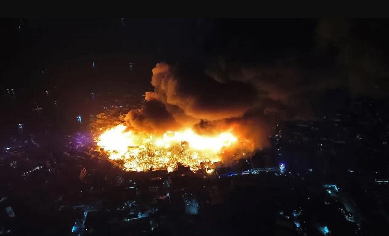 Filipinler'in güneyindeki Tawi-Tawi adasına bağlı Bongao bölgesinde çıkan yangında 1000'den fazla ev yandı.