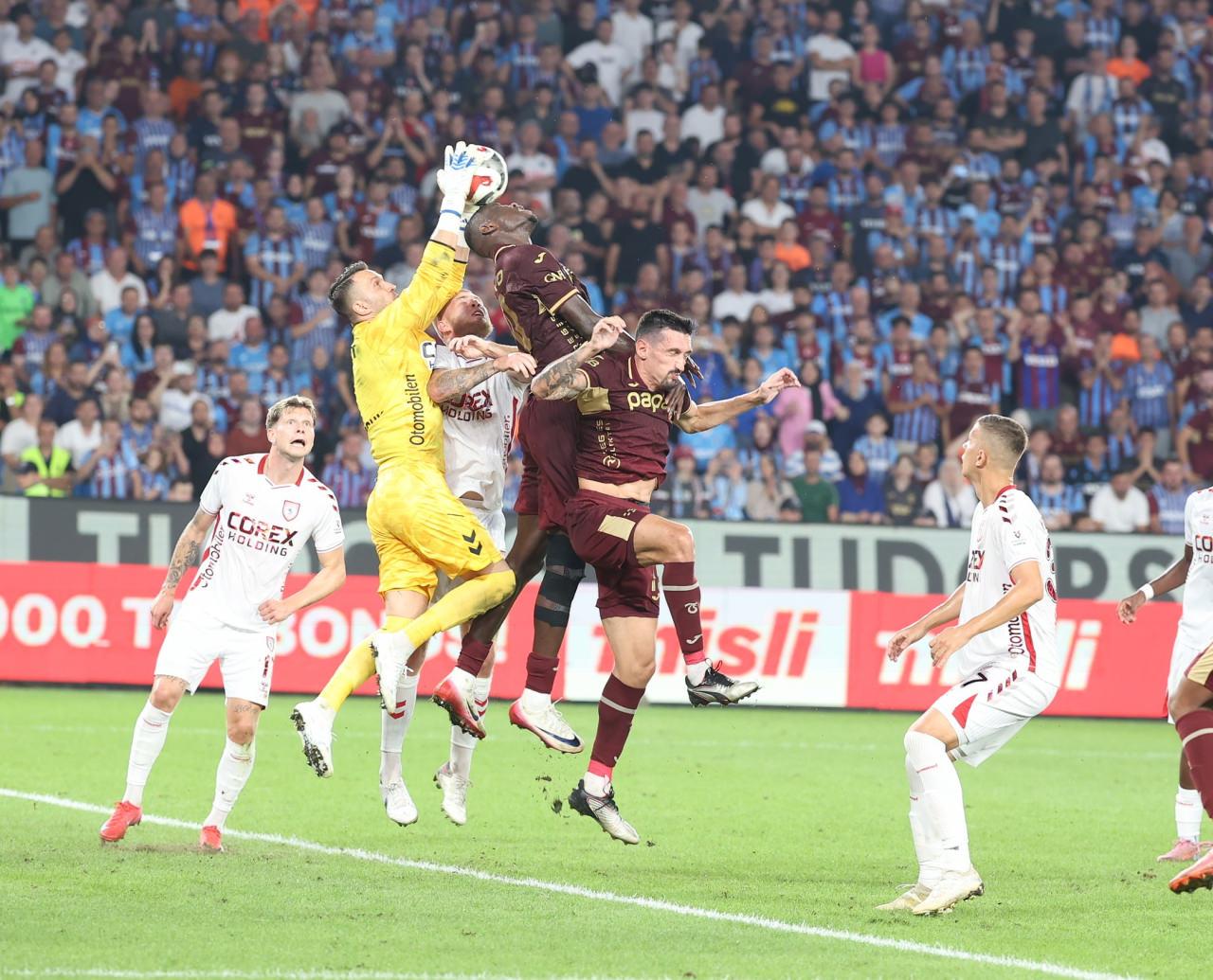 Trabzonspor ile Samsunspor arasında ligin ilk yarısında Papara Park'ta oynanan Süper Lig karşılaşması