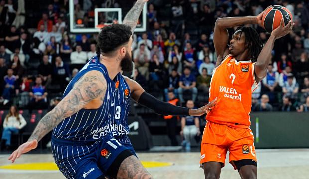 Anadolu Efes İspanyolları 107 sayıyla yıktı