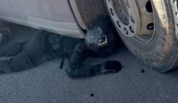 Tırın altında kalan motosiklet s&uuml;r&uuml;c&uuml;s&uuml;n&uuml;n mucize kurtuluşu