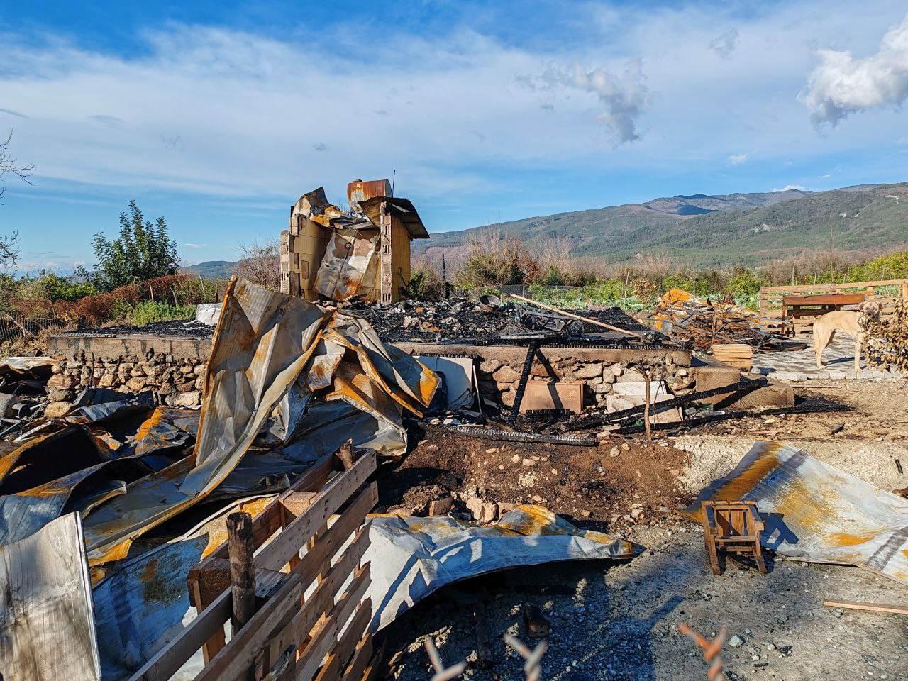 Alevlerin söndürülmesinin ardından ahşap evden geriye kalanlar.