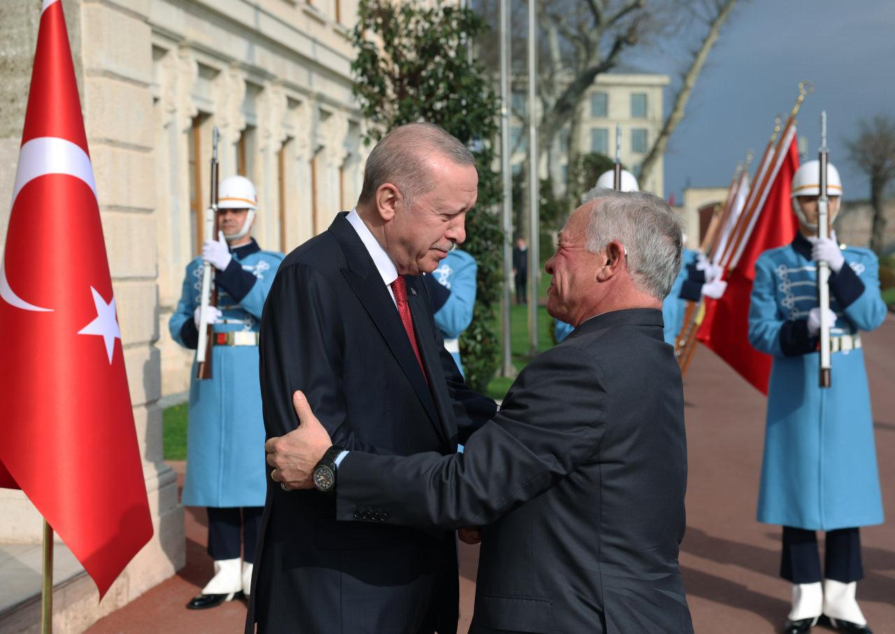 Cumhurbaşkanı Recep Tayyip Erdoğan, Cumhurbaşkanlığı Dolmabahçe Ofisi'nde Ürdün Kralı 2. Abdullah'ı resmi törenle karşıladı.