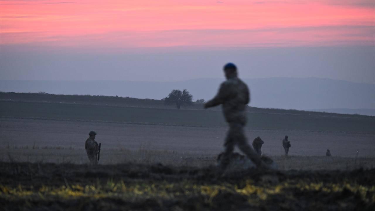 Düşen Libya uçağının enkaz çalışmaları