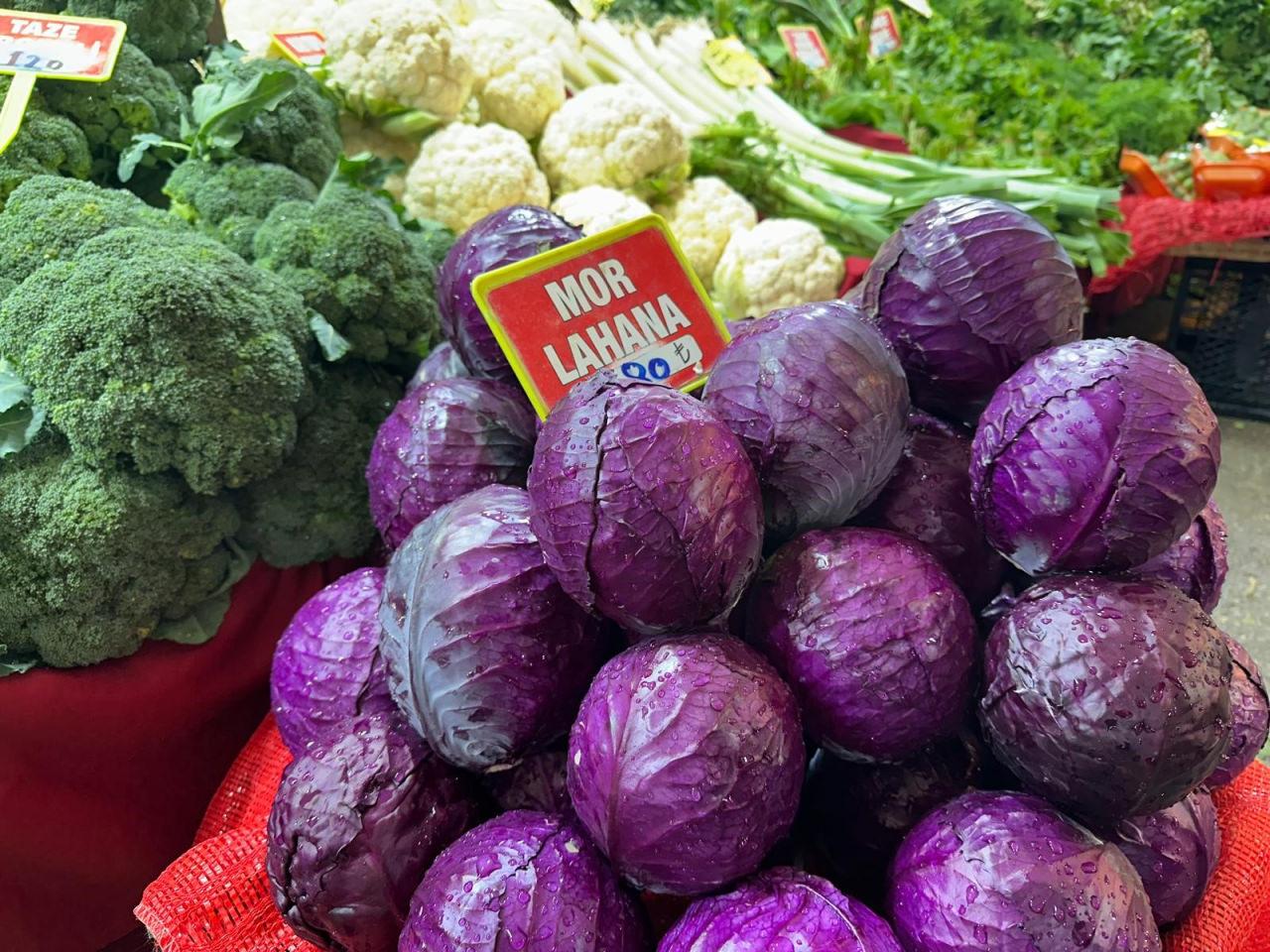  Pazarda tanesi 80 lira olan karalahanayı çiftçiden 5 liradan almak istediler.