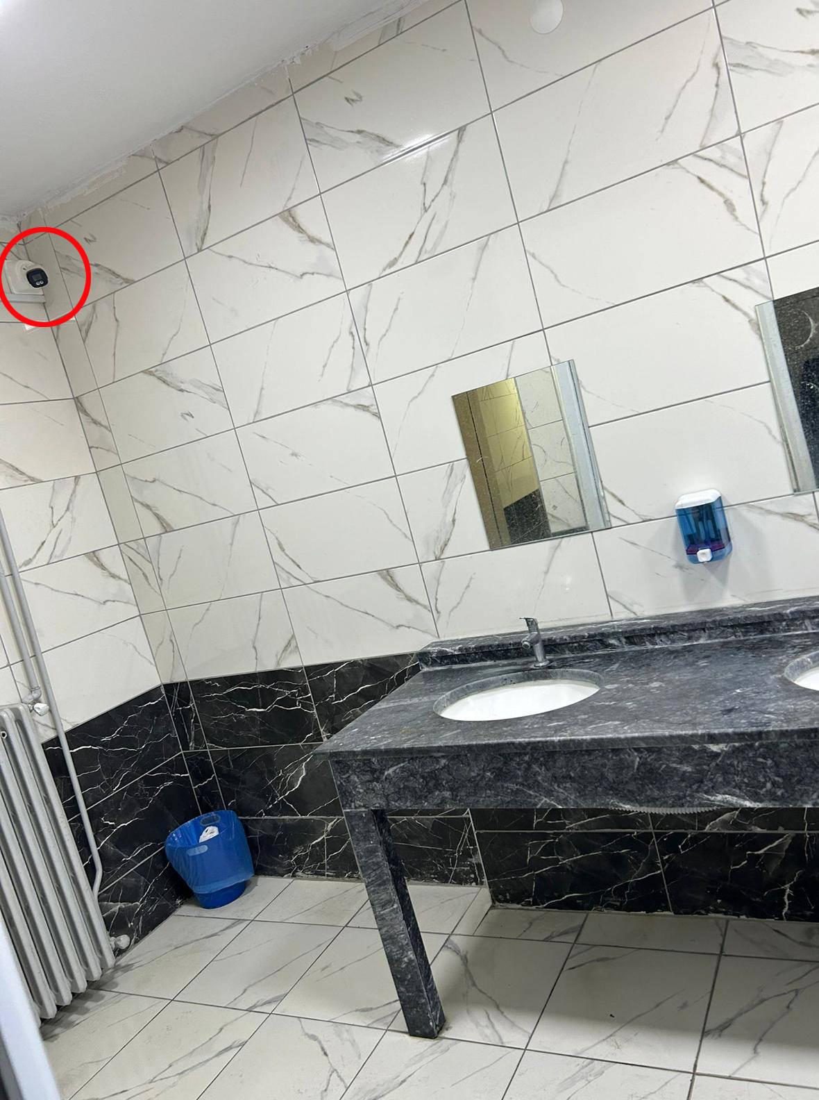 Okul tuvaletlerine kamera yerleştirildi. 