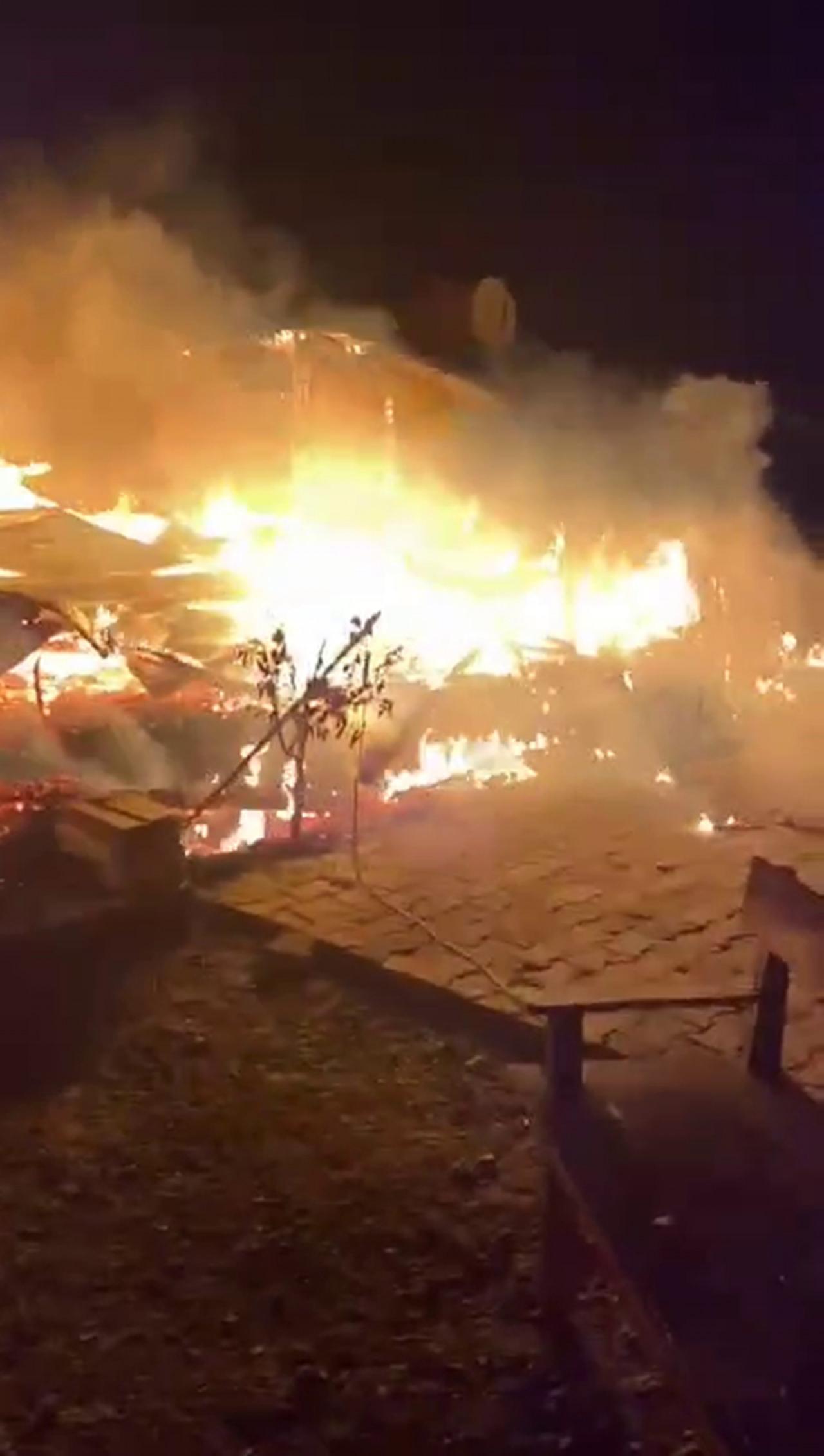 Evin alevlere teslim olduğu anlar.