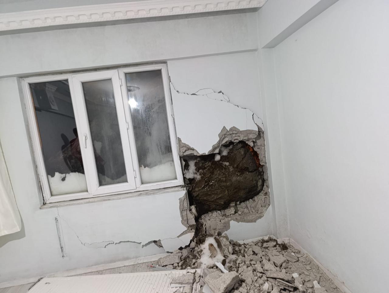 Dağdan kopan kaya parçası evin duvarını delip, yatak odasına girdi.