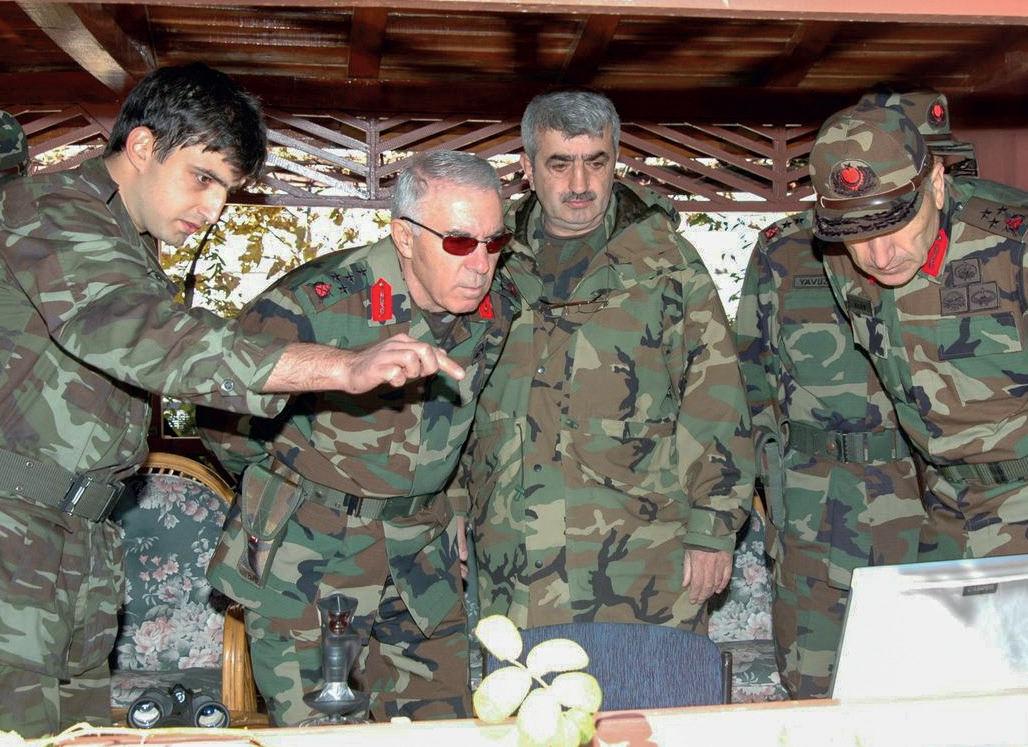 Özdemir ve Selçuk Bayraktar, dönemin Genelkurmay 2. Başkanı Orgeneral Hasan Iğsız’a İHA sistemleri hakkında bilgi veriyor. (Şırnak Akçay Tugayı, 2006)