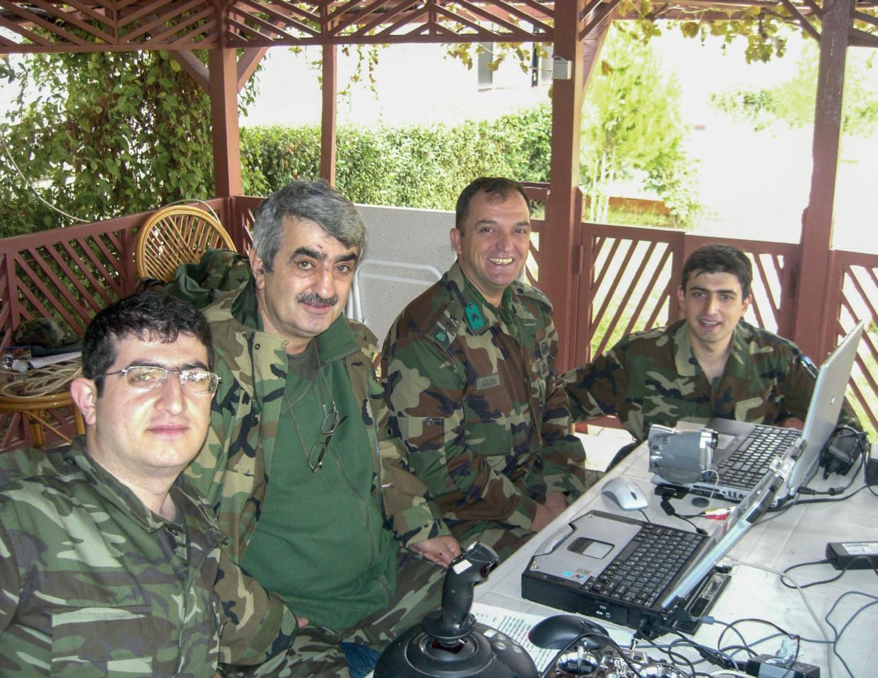 Şırnak Akçay Tugayı. Özdemir, Haluk ve Selçuk Bayraktar, Baykar ekibine lojistik destek sağlayan Şehit Yarbay Melih Gülova ile birlikte (2006)