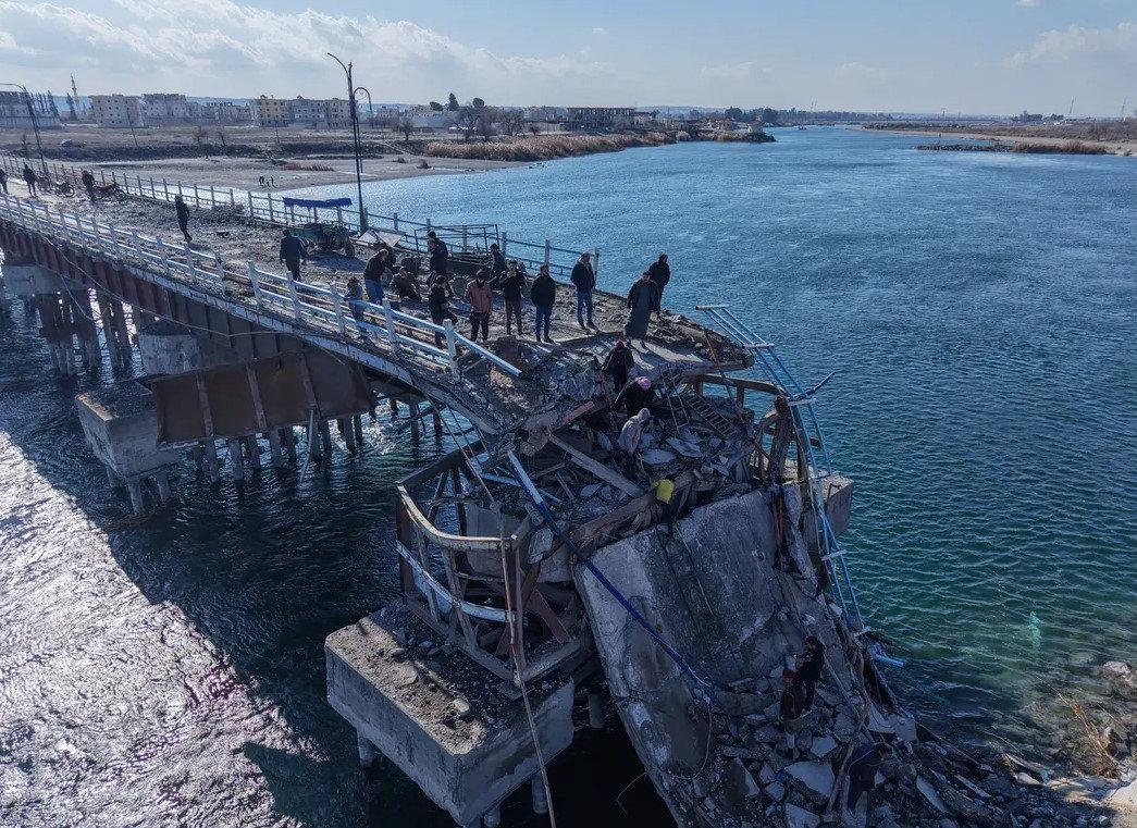Haberde, YPG/SDG'nin Suriye ordusunun ilerlemesini durdurmak için pek çok köprüyü yıktığı belirtildi.