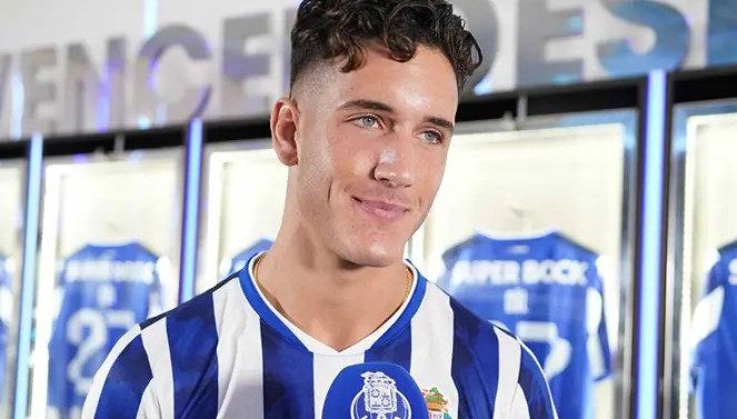 Porto forması giyen milli futbolcu Deniz Gül