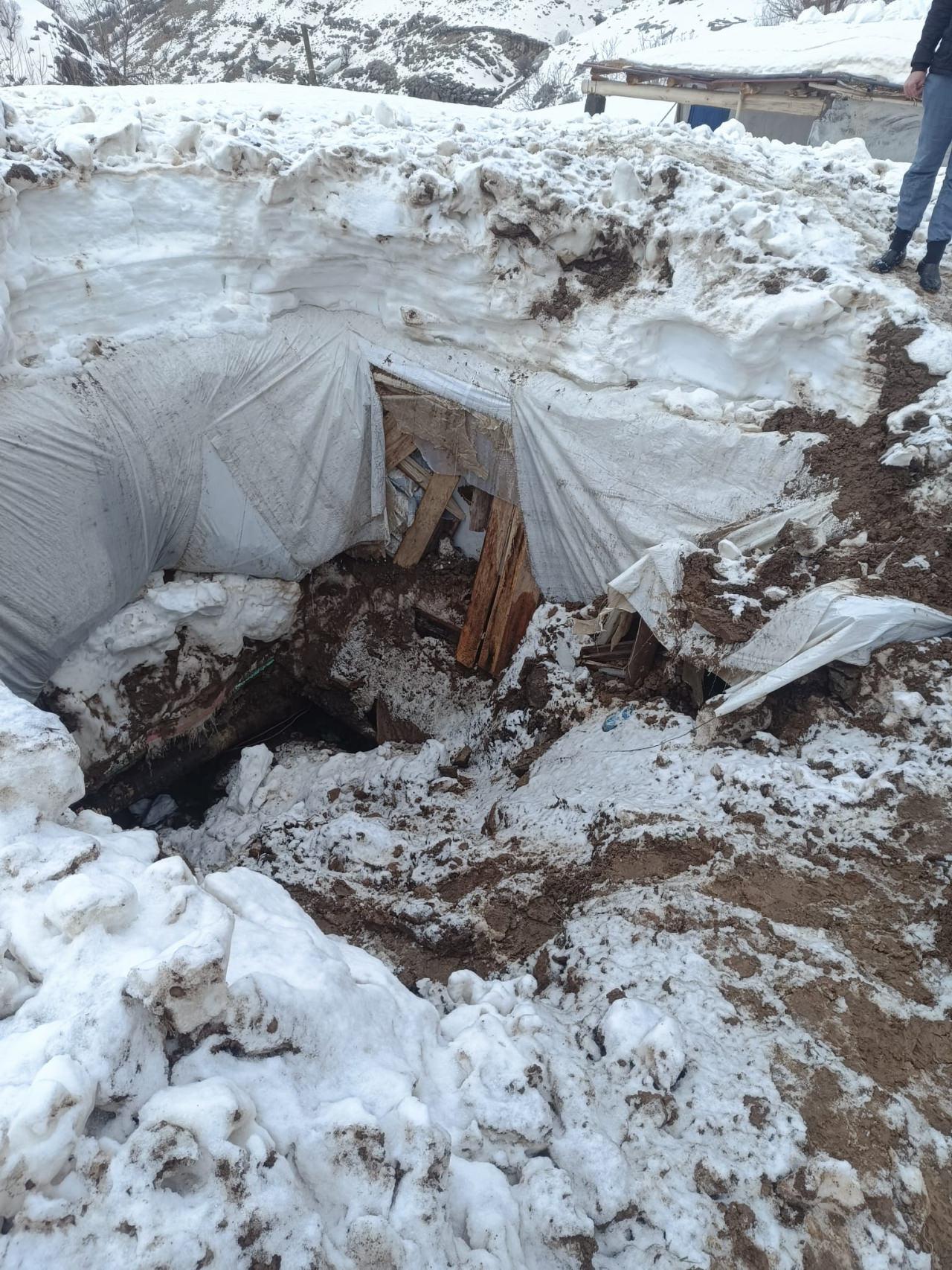 Toprak altında kalan ev