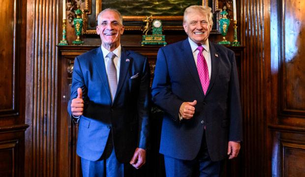 Se&ccedil;imi kazanan Filistin k&ouml;kenli devlet başkanı Trump'la g&ouml;r&uuml;şt&uuml;! Tarihe ge&ccedil;en ziyaret