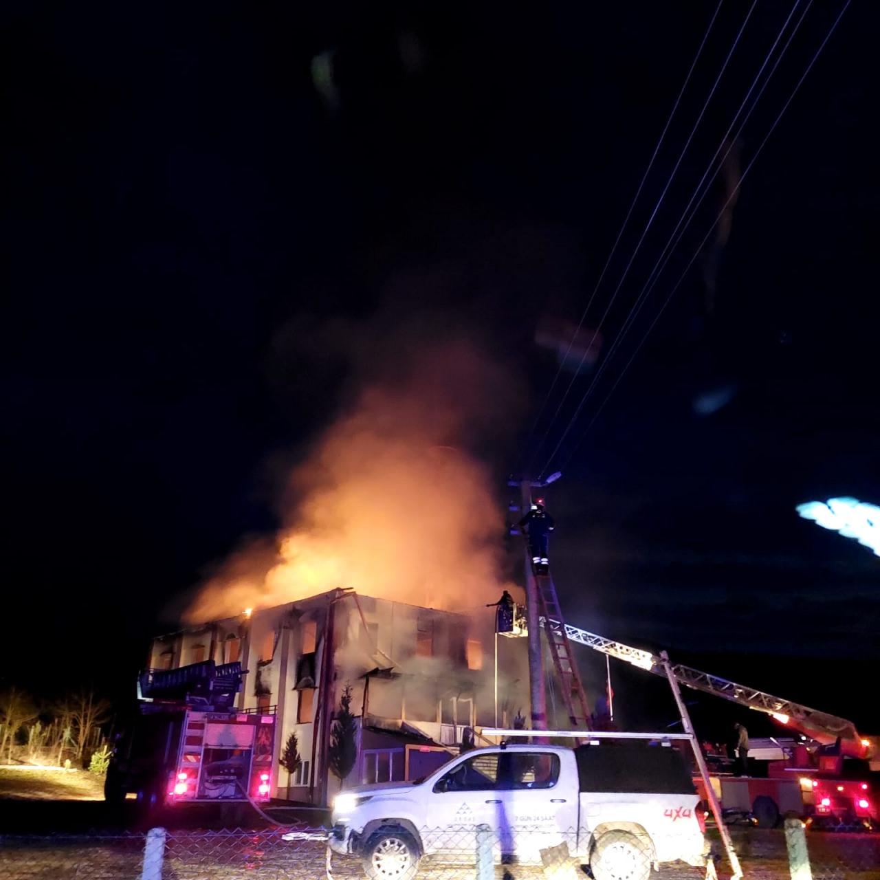 Camideki alevler, adeta geceyi aydınlattı. 